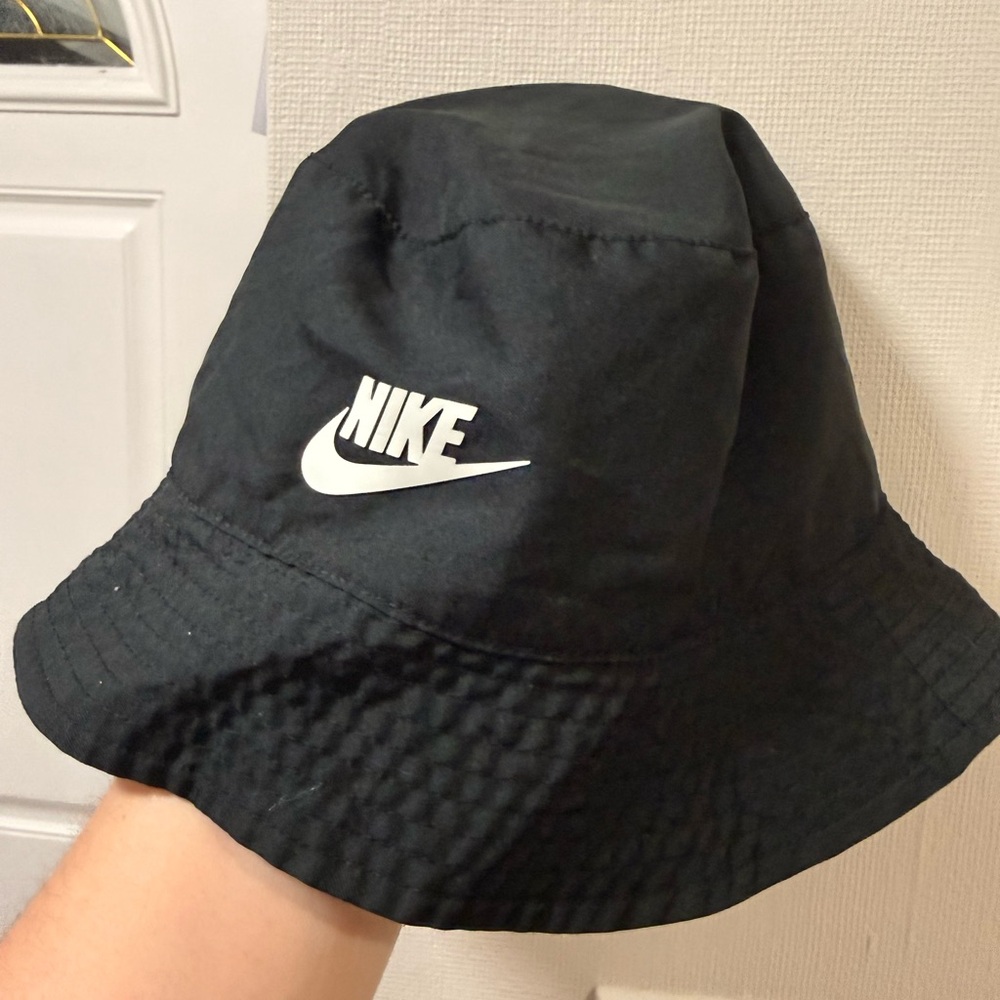 Kids Nike Black Bucket Hat with White Swoosh Logo size Small